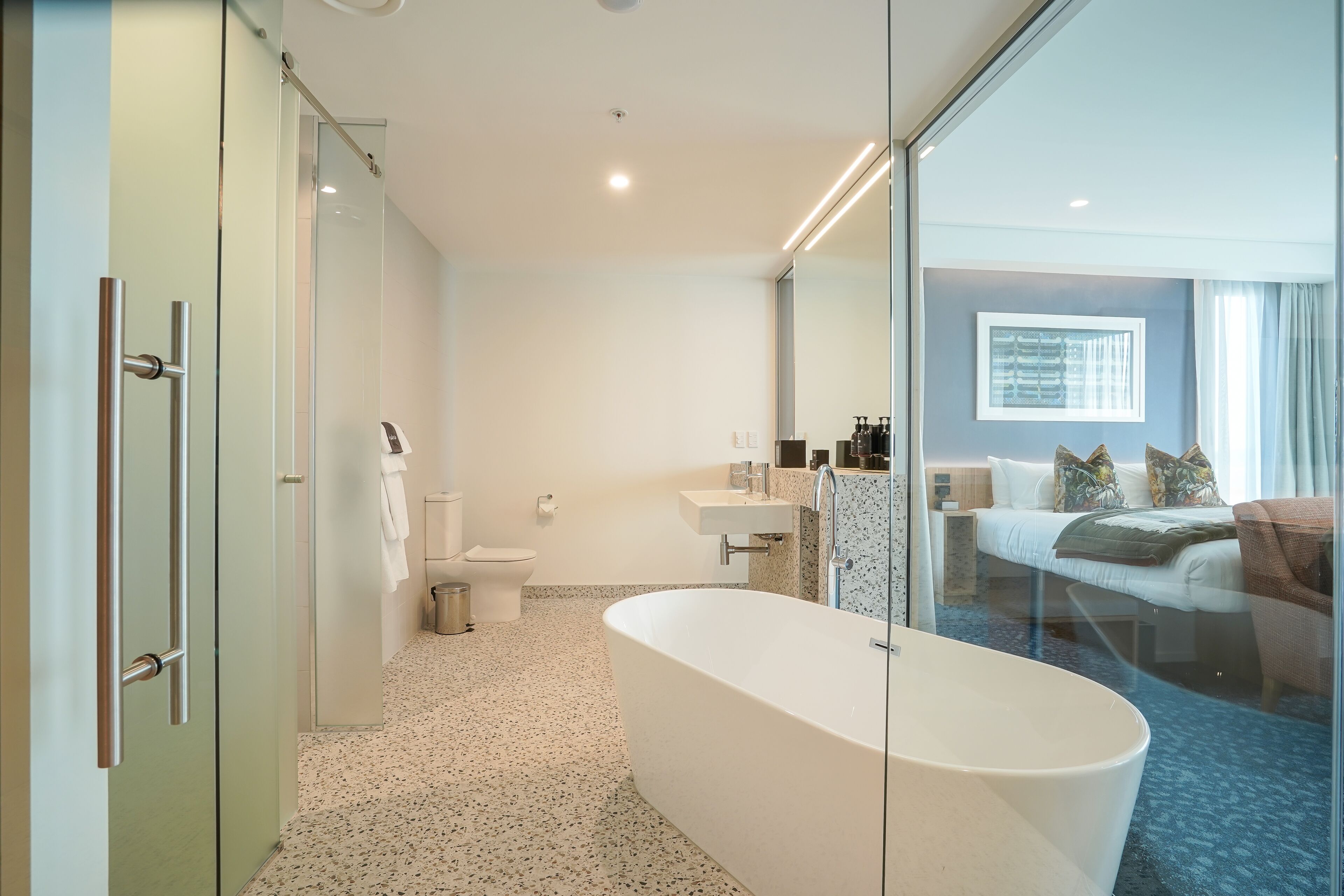 Executive Room, 1 King Bed, Balcony, City View | Bathroom
