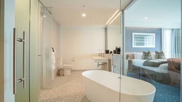 Executive Room, 1 King Bed, Balcony, City View | Bathroom
