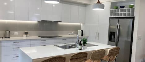 焗爐、洗碗機、廚房用具/餐具/器皿、餐桌