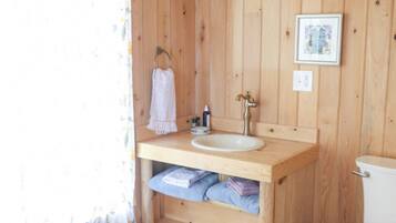 Chuveiro, toalhas de banho, papel higiênico