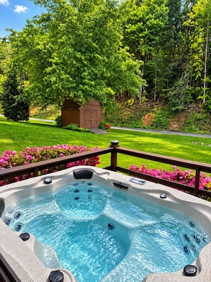 Outdoor spa tub