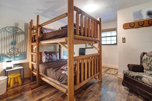 4 bedrooms, iron/ironing board, free WiFi, bed sheets