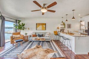 Smart TV - Incredible Views, King Bed, Romantic Getaway! (Hot Springs)