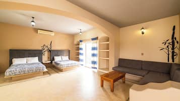 Habitación Deluxe, 2 camas matrimoniales | Sala de estar | Televisión