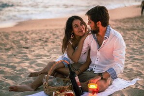 بالقرب من الشاطئ، رمال بيضاء