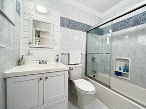 Combined shower/bathtub, hair dryer, towels, soap - Little Island Pearl (Key Colony Beach)