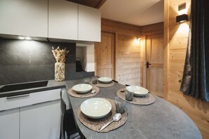 Een moderne keuken met een centraal eiland, houten kastjes en een inbouwfornuis.