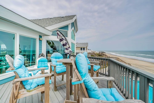 Grand Seaside Escape w/ Direct Beach Access!