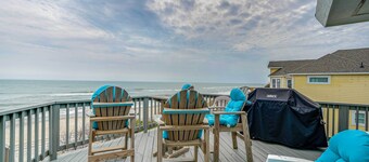 Grand Seaside Escape w/ Direct Beach Access!