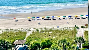 Plage, chaises longues, serviettes de plage