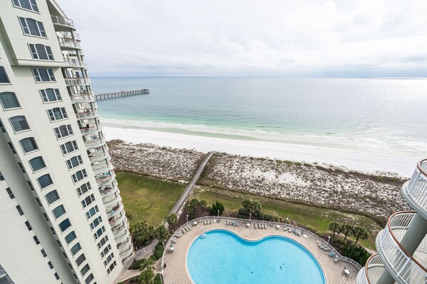 A high-rise hotel with a swimming pool and a beach view. - "Luxurious Gulf-Front Condo" Watch the Dolphins Play from Your Private Balcony (Navarre)