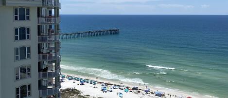 En la playa y camastros