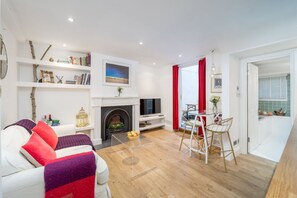 Flat-screen TV, offices - Stylish flat with private yard in Shepherd’s Bush (London)