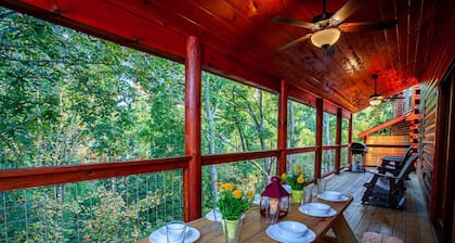 ☆Fun Cabin☆ Private Indoor Pool, Hot Tub, Games, Zipline ☆ Near Pigeon Forge!
