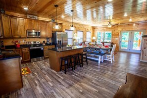 雪櫃、微波爐、焗爐、爐具