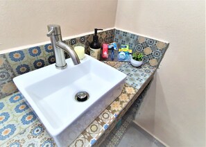 Shower, hair dryer, towels, soap - LUXURY STUDIO (DREAM) 5 MIN FROM ITESM CEM (R5) (Ciudad López Mateos)