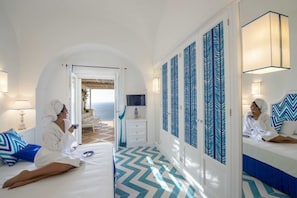 3 bedrooms, desk, iron/ironing board, travel crib