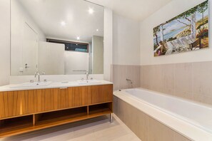 Bathtub, hair dryer, towels - ALEXANDRIA HOUSE in the heart of Portsea (Portsea)