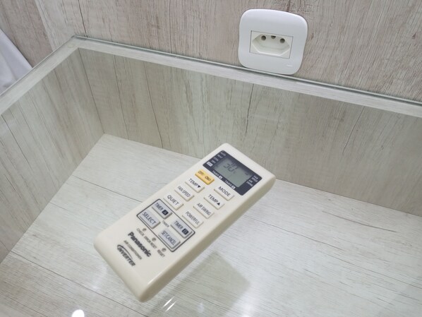 A Panasonic inverter on a bathroom countertop. - Apartamento de luxo centro de Curitiba (Curitiba)