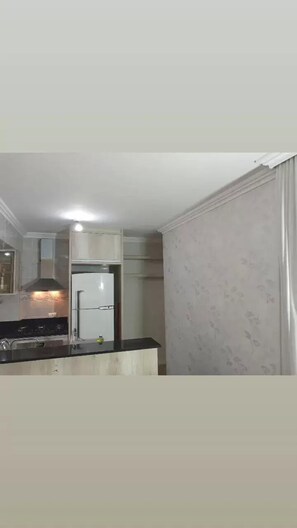 Deluxe Apartment | Private kitchen | Full-size fridge, oven, stovetop, cookware/dishes/utensils - Apartamento de luxo centro de Curitiba (Curitiba)