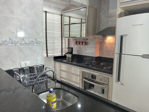 Deluxe Apartment | Private kitchen | Full-size fridge, oven, stovetop, cookware/dishes/utensils - Apartamento de luxo centro de Curitiba (Curitiba)