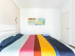 2 chambres, fer et planche à repasser, lit de bébé portatif