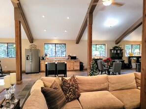 Smart-TV, Kamin, Stereoanlage, Drucker