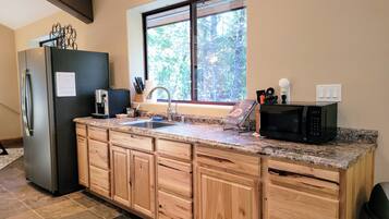 Réfrigérateur, micro-ondes, cafetiÚre/bouilloire, grille-pain