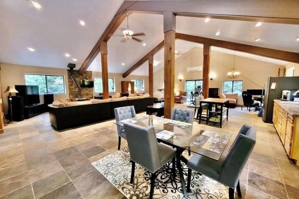 1700 sq ft Luxury Mountain Loft, peaceful and close to both downtown GV & NC