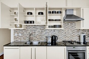 Een koelkast, een microgolfoven, een oven, een vaatwasser