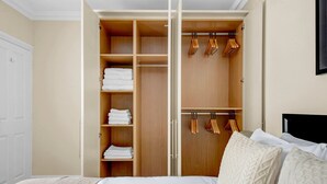 2 habitaciones, tabla de planchar con plancha, wifi y ropa de cama 