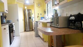 Réfrigérateur, micro-ondes, four, bouilloire électrique