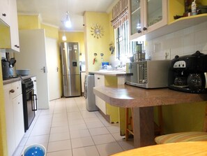 Kühlschrank, Mikrowelle, Ofen, Wasserkocher