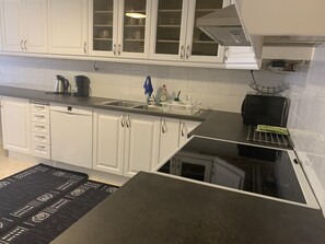 Fridge, microwave, oven, stovetop - Beutiful house with large garden (Västra Götalands län)