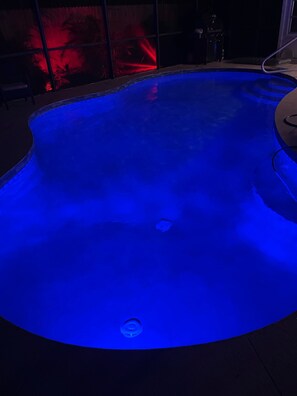 Una piscina al aire libre, una piscina climatizada