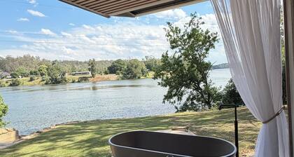 Chapel Cove - Luxury Waterfront tiny house with Private boat ramp and beach