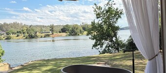 Chapel Cove - Luxury Waterfront tiny house with Private boat ramp and beach
