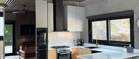 Jääkaappi, mikroaaltouuni, uuni, astianpesukone