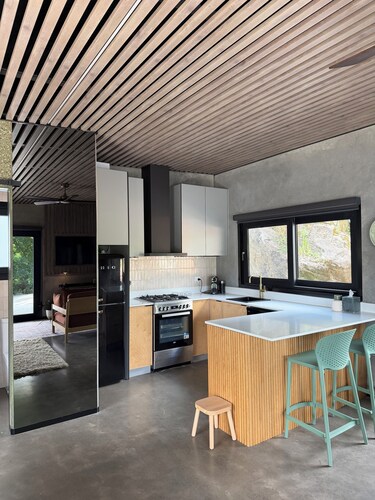 Chapel Cove - Luxury Waterfront tiny house with Private boat ramp and beach