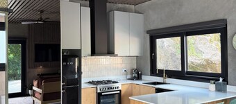 Chapel Cove - Luxury Waterfront tiny house with Private boat ramp and beach