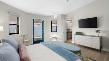 3 habitaciones, escritorio y tabla de planchar con plancha