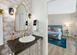 3 habitaciones, escritorio y tabla de planchar con plancha 