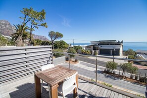 Outdoor dining - Camps Bay studio apartment - luxurious with stunning sea view (Cape Town)