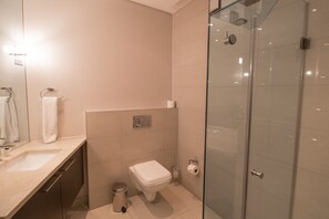 Dusj, hårføner og håndklær