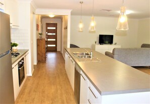 Een koelkast, een microgolfoven, een oven, een kookplaat