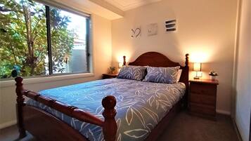 3 bedrooms, iron/ironing board, WiFi (free), bed sheets