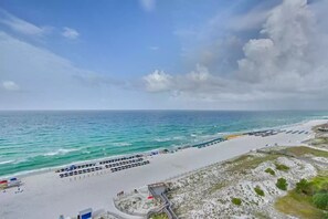 Nära stranden, solstolar och strandhanddukar