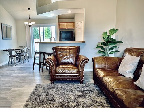  Spacious and Cozy with bonus room!