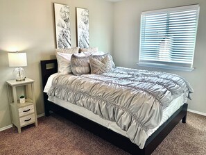 3 bedrooms, iron/ironing board, free WiFi, bed sheets -  Spacious and Cozy with bonus room! (meridian)