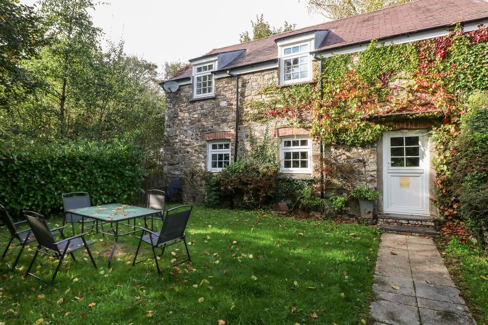 LAKE COTTAGE, pet friendly, with pool in Maenclochog